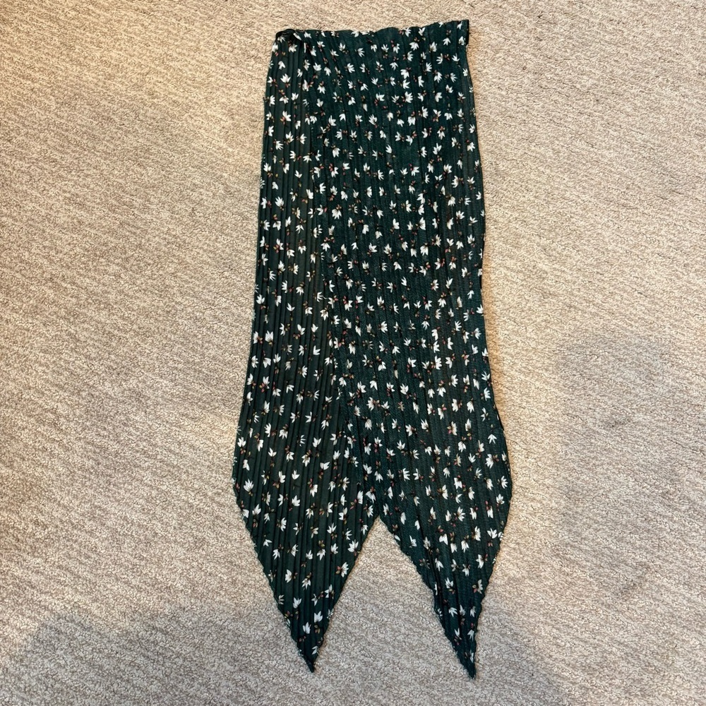 Unbranded Green Floral Pleated Neck Scarf - 55” X 8”